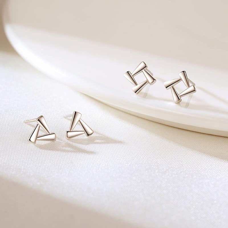 Bông tai baxics nhỏ xinh , kiểu dáng ôm tai , chốt chắc chắn, rất dễ mix đồ