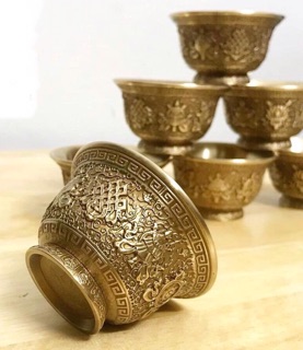 Chén Đồng cúng dường nước