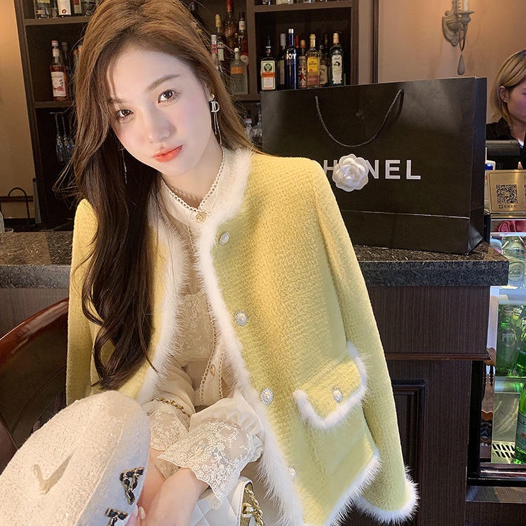 The Korean version of the temperament wears a woolen coat. The little children are fashionable in autumn with a yellow tweed coat and a cardigan.