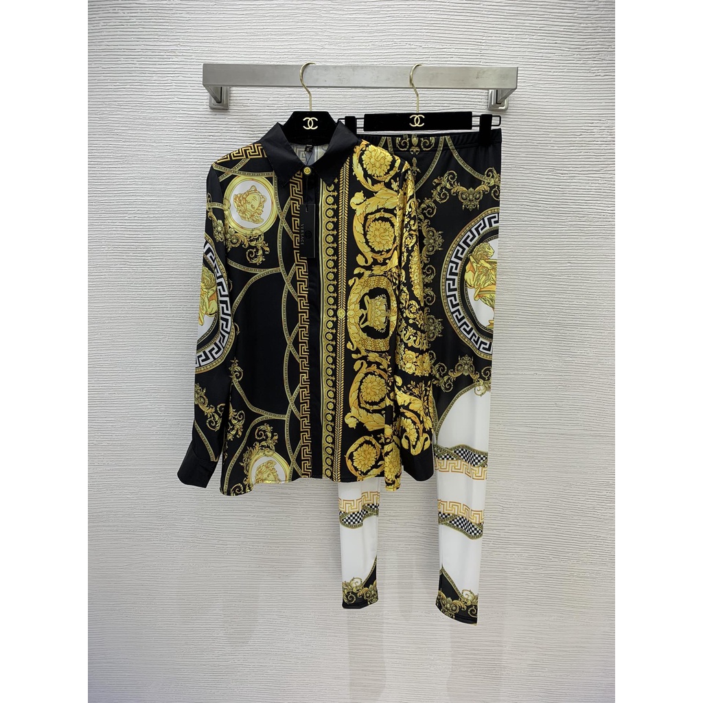 Bộ đồ nữ Versace thời trang cao cấp với họa tiết thương hiệu ấn tượng