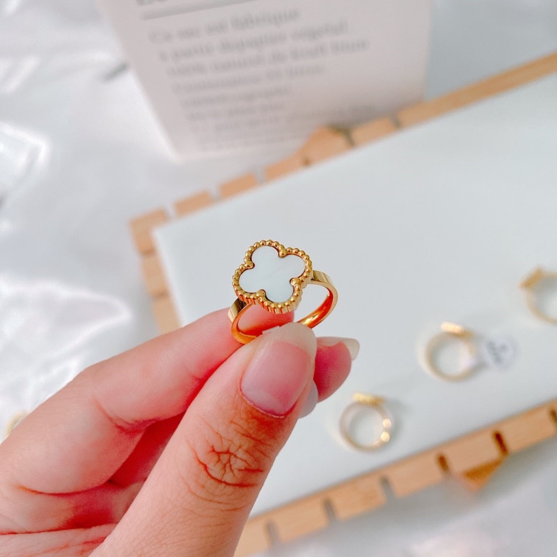 Nhẫn titan hoa ko đen ko dị ứng - màu vàng |Nguyễn Trà Dương|