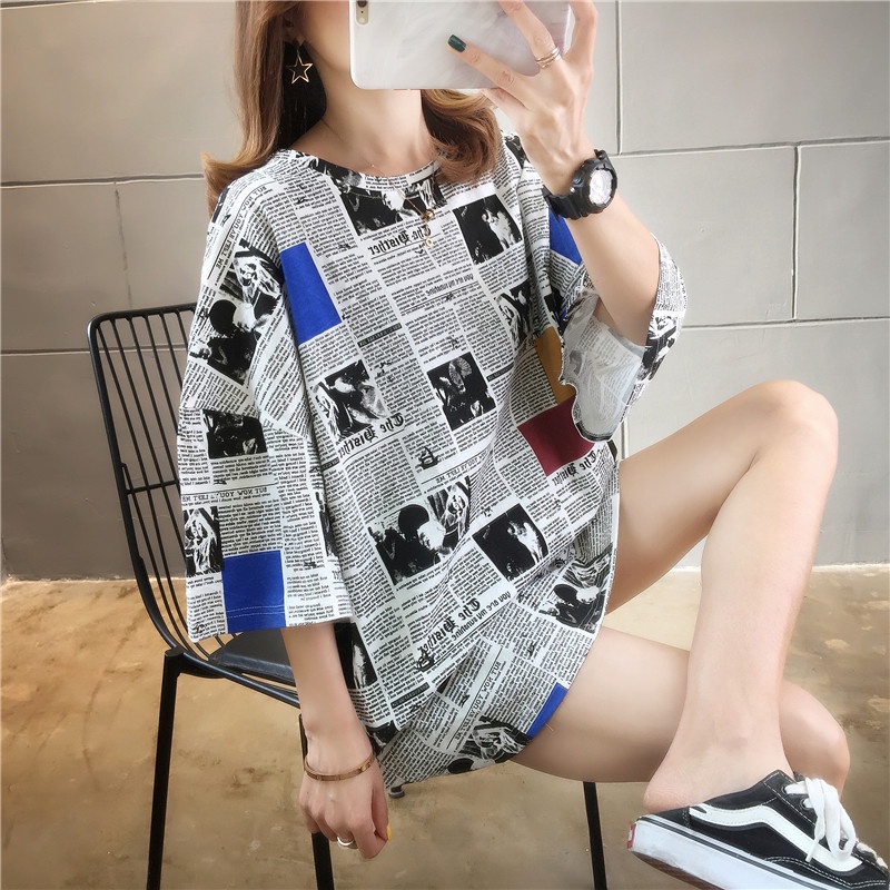 Áo Thun Nữ Ngắn Tay Cổ Tròn In Hình Tờ Báo Thời Trang