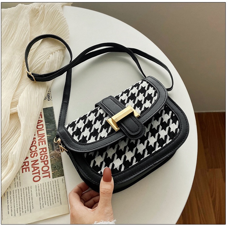 Túi đeo chéo vai IELGY sành điệu dễ phối đồ thời trang