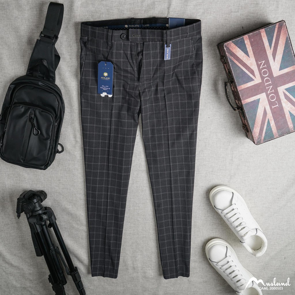 Quần âu form dáng Slim fit hiện đại, trẻ trung . Màu sắc quần tây cơ bản lịch sự không kém phần sang trọng.