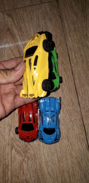 Một chiếc siêu xe mini bằng nhựa chạy bánh đà kích thước 8x4x3 cm