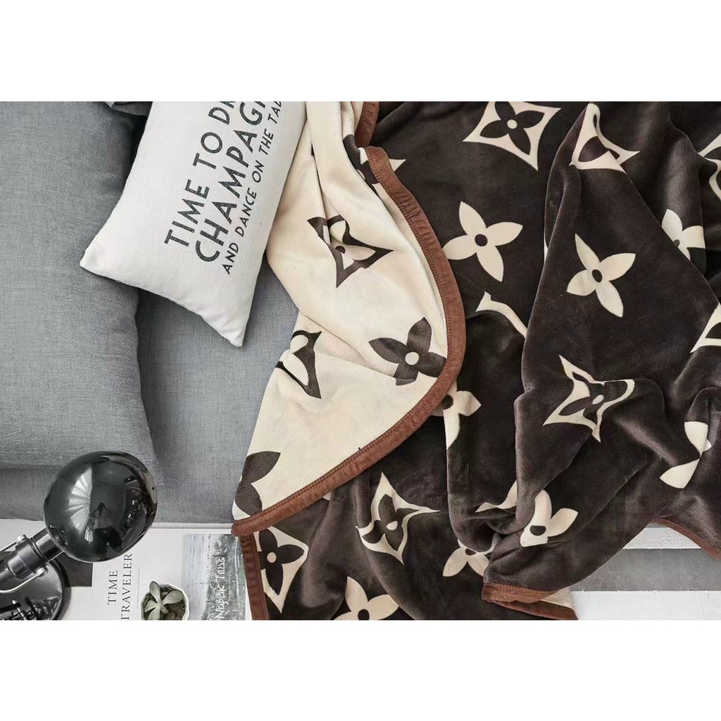 Chăn nỉ nhung tuyết thương hiệu _LOẠI 1_mềm có túi xách nặng 2kg7 kích thước 2mx2m3 loại 1