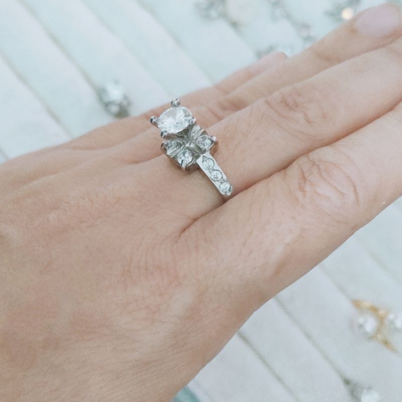 Nhẫn nữ inox đính đá cao cấp đẹp không đen (vuông)