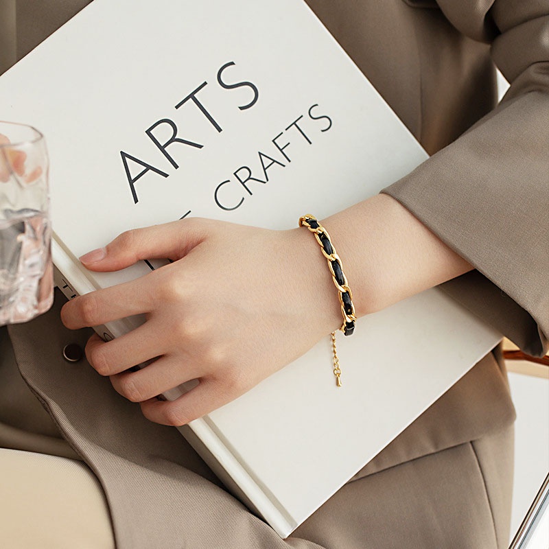 Vòng đeo tay bằng thép titan Phiên bản Hàn Quốc Đơn giản Thời trang Chuỗi cổ điển Vòng tay da PU đen