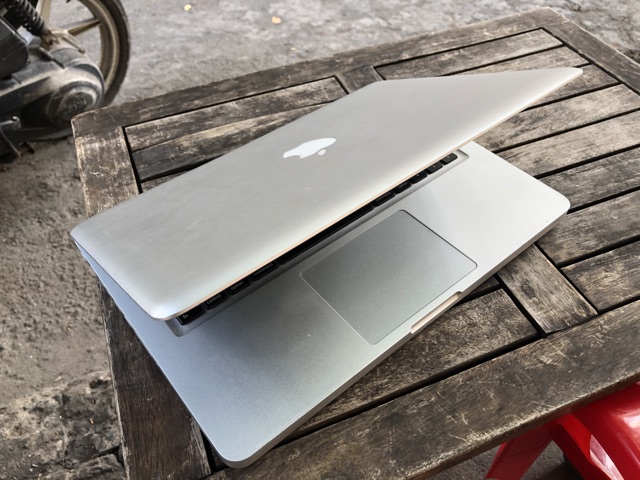 Macbook pro 2011 core i5 ram 4G ssd 128G 13.3inch