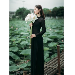 Áo dài lụa màu đen kèm quần
