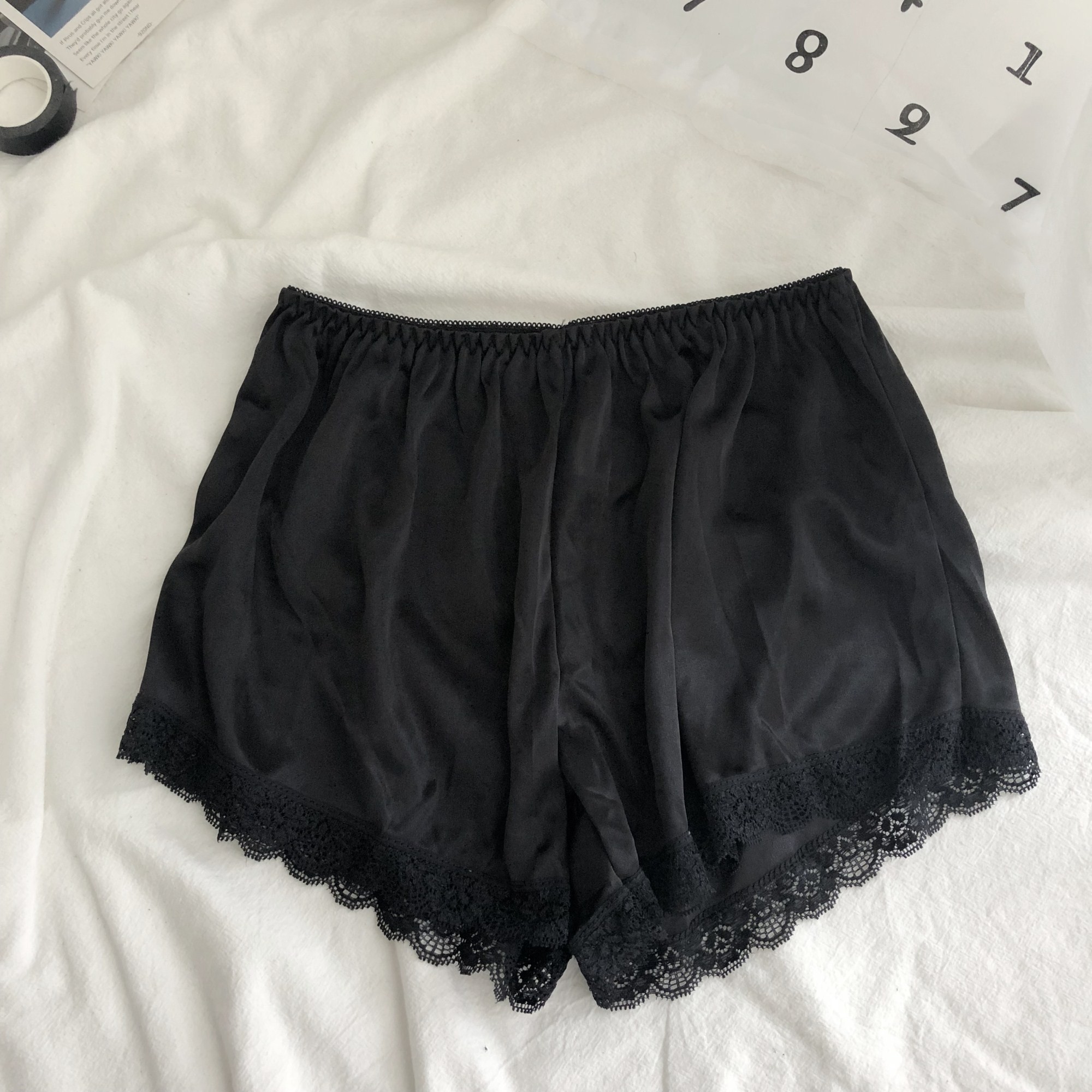 Quần Short Legging Phối Ren Màu Trắng Thời Trang 2021