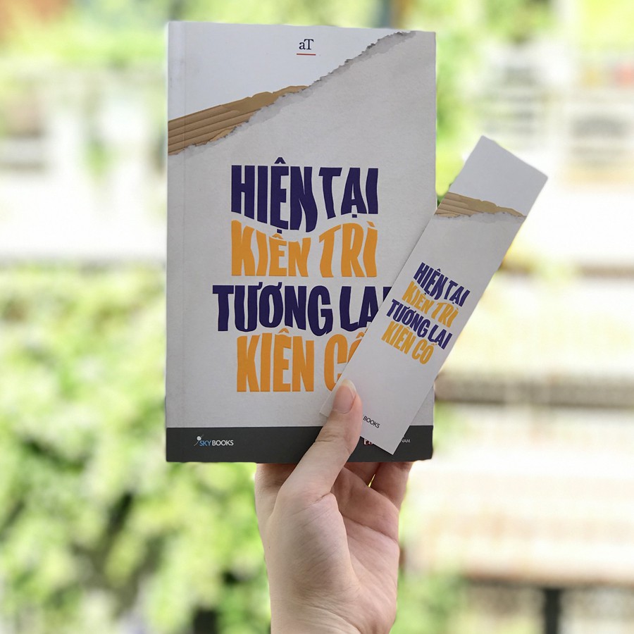 Sách - Hiện Tại Kiên Trì Tương Lai Kiên Cố (Kèm Bookmark)