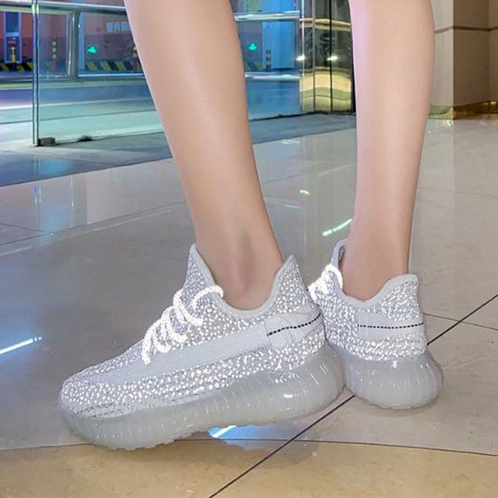 Giày thể thao nữ V350 hài hòa với mọi phong cách thời trang