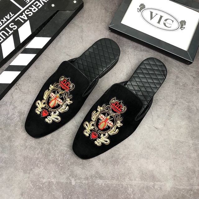 Giày Sục Nam thêu ong đỏ cá tính kiểu dáng Hà quốc | BigBuy360 - bigbuy360.vn