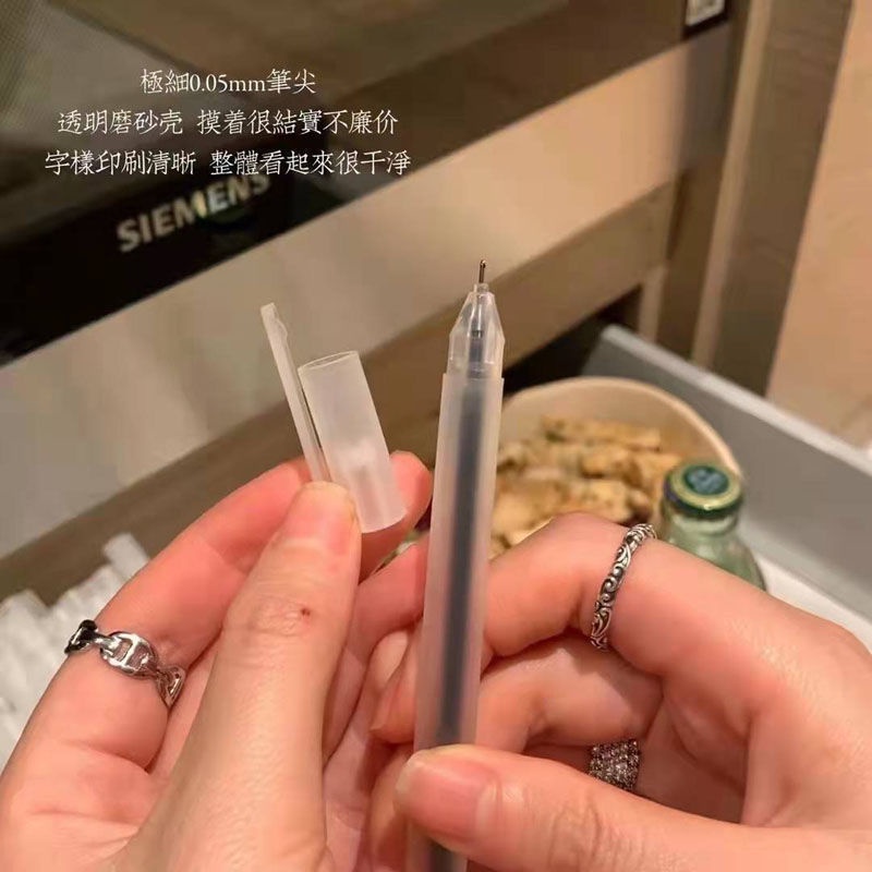 Bút Bi Mực Đen Ngòi 0.5mm Vỏ In Họa Tiết Carbon