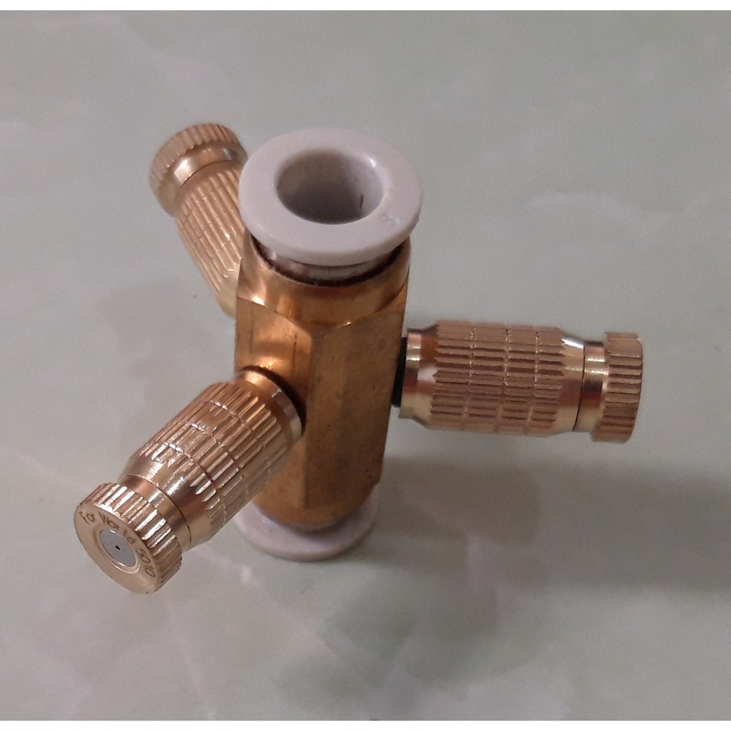 Đế 3 hướng giữa kèm béc phun sương từ số 1-8.