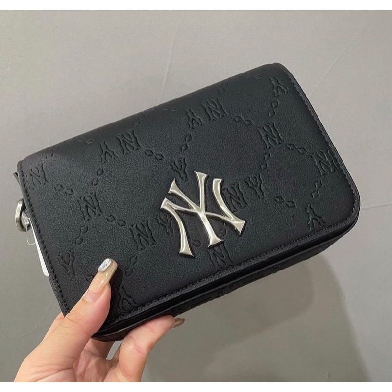 (1:1 TQXK)Túi đeo chéo trắng M//L//B TQXK đẹp không tì vết full bộ tag-mac-logo-túi nilong, 2màu