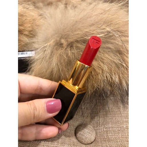 Son Tomford vỏ đen velvet cherry
