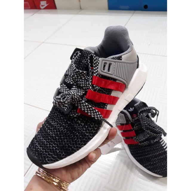 Giày thể thao nam nữ sneaker màu muối tiêu có 3 sọc xéo đỏ