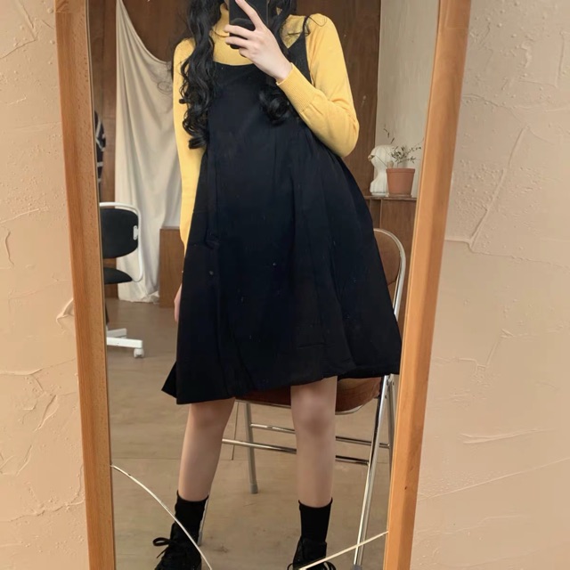 Set váy yếm + áo len cổ xẻ.