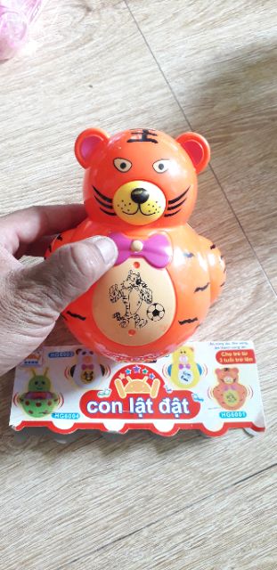 Con lật đật hình chú Gấu bằng nhựa có nhạc và đèn Led tặng kèm pin