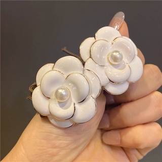 Cột hoa trắng dây nâu đen
