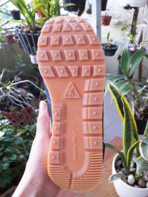 Giày thể thao hiệu Joma