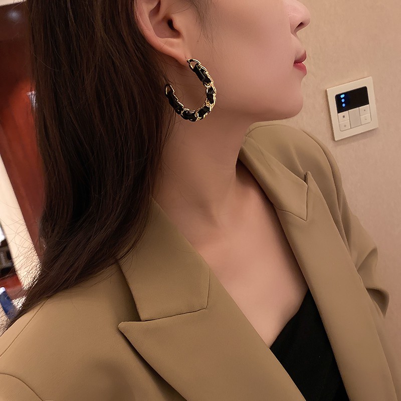 Khuyên tai hiệu xích phối dây da nhân tạo đen cực ngầu KT236