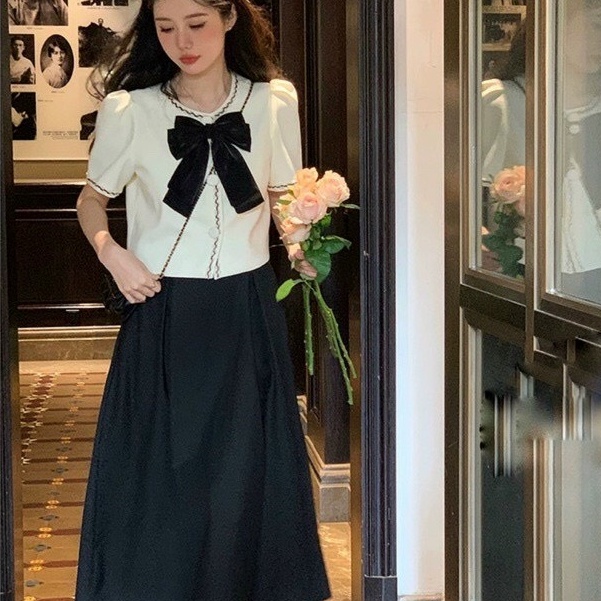 Chân váy xòe màu đen và áo cổ tròn màu trắng kết nơ xinh xắn kiểu đầm tiểu thư thời trang nữ ARAVA