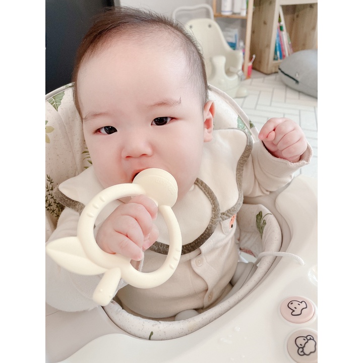 Gặm nướu kèm túi nhai chống hóc hình quả táo Moyuum Hàn Quốc