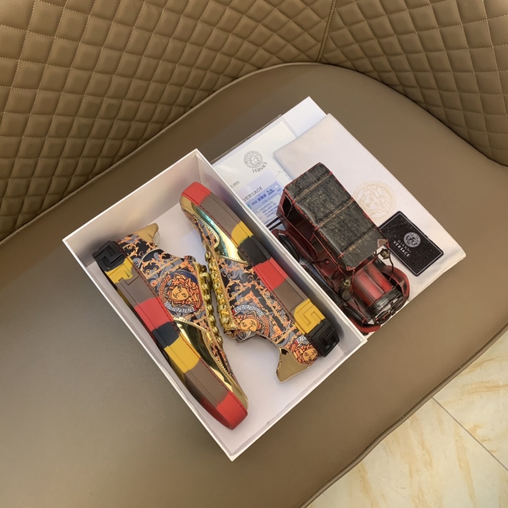 Giày sneakers nam cao cấp da thật VERSACE thiết kế họa tiết ấn tượng cùng với màu sắc được kết hợp nổi bật