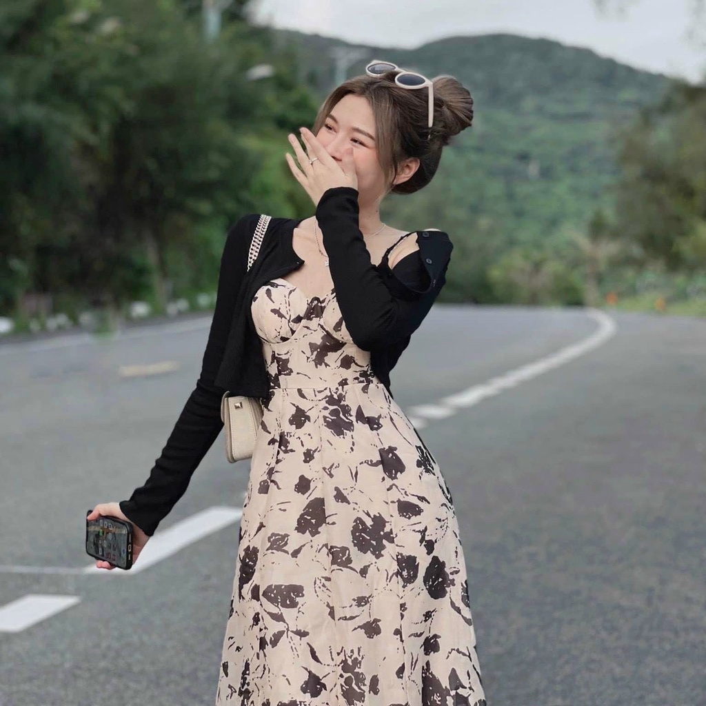 Sét đầm 2 dây xòe dài phối áo khoác thun gân váy có in họa thiết 1 màu như hình thời trang nữ trẻ trung