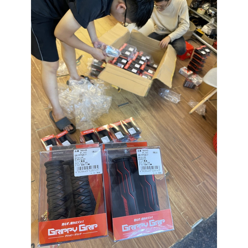 BAO TAY CAO SU GẮN XE MÁY HÃNG DAYTONA JAPAN. CAO SU NGUYÊN SINH  ÊM ÁI, Chắc chắn và Đầm Tay. HÀNG CHÍN HÃNG