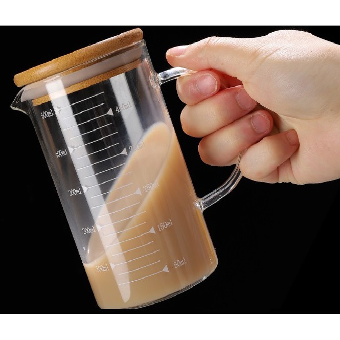 Ca thủy tinh chia vạch có quai 500ml nắp tre - SAPATA