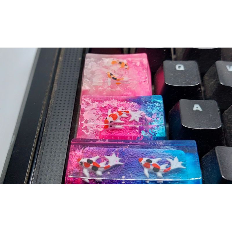 Keycap artisan cá koi 1.75U (CAPSLOCK) trang trí bàn phím cơ.