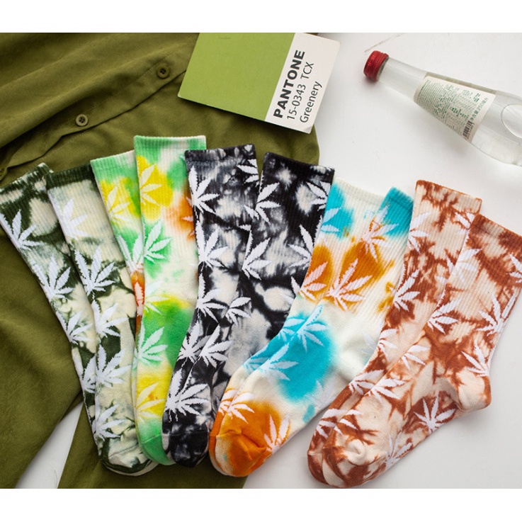 Vớ cao cổ nhiều màu hình chiếc lá phong cách thể thao, trẻ trung và năng động cho cả Nam và Nữ.