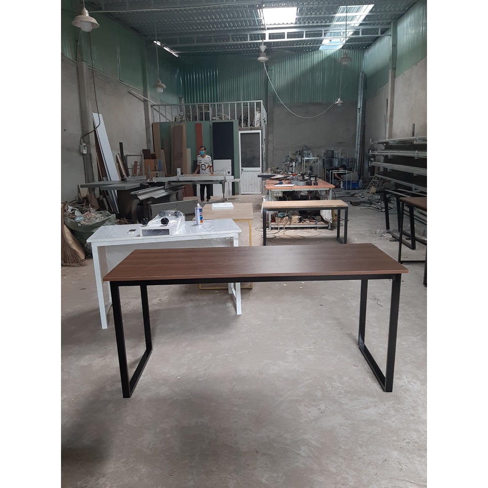 Bàn chân sắt dài 1m6 mặt gỗ màu nâu