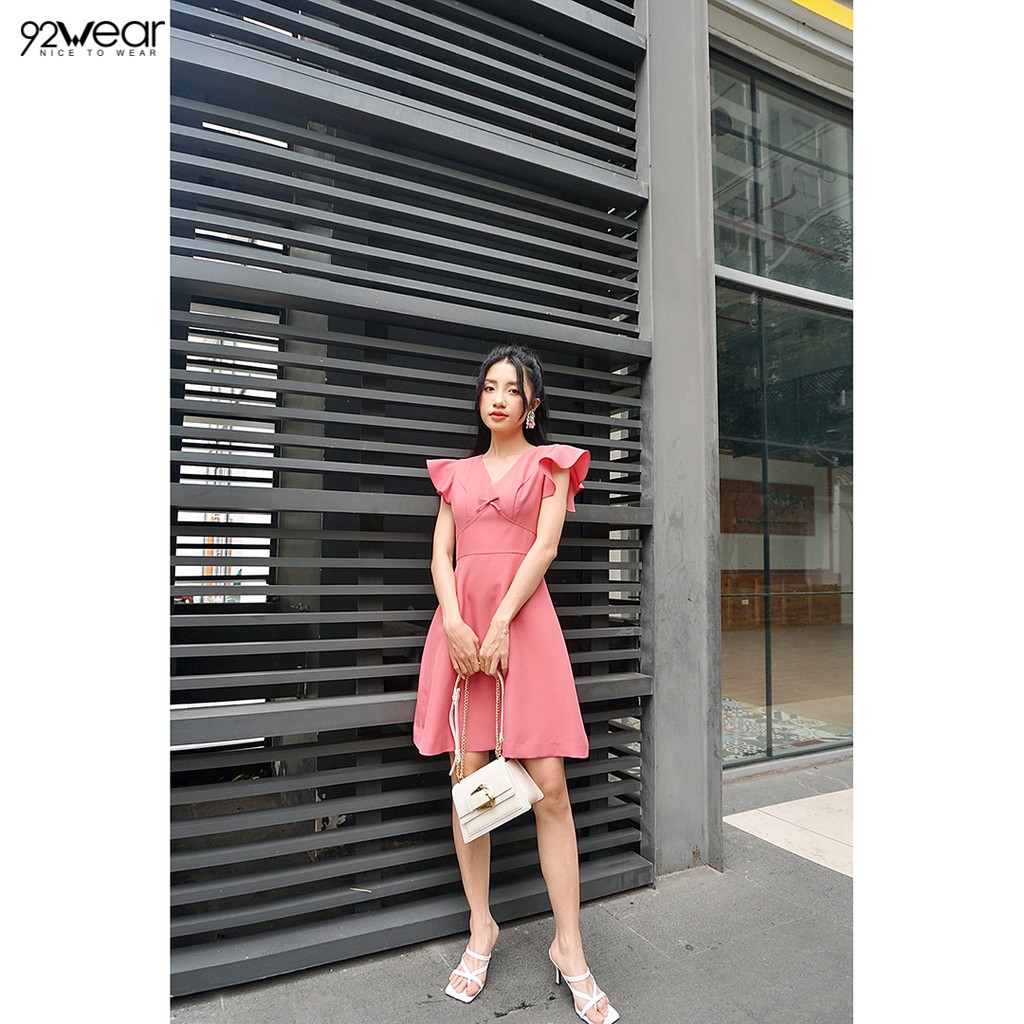 [Mã WABRWA15 giảm 15% đơn 300K] Đầm váy nữ công sở 92WEAR 3 MÀU, đủ size, dáng xòe cổ V tay bèo DEW1041 | BigBuy360 - bigbuy360.vn