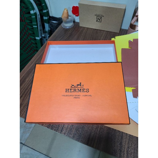 Hộp đựng khăn,áo logo hãng