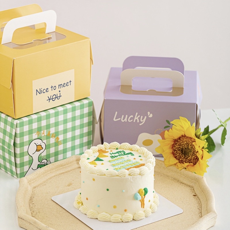 Hộp đựng bánh sinh nhật, hộp bánh kem quai xách Tím lucky - size 16x16x10.5cm