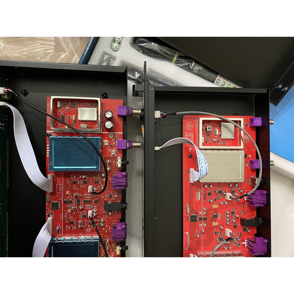 Micro không dây SHURE UGX23 4 mạch đỏ, chân tím, 4 hộp sóng lớn