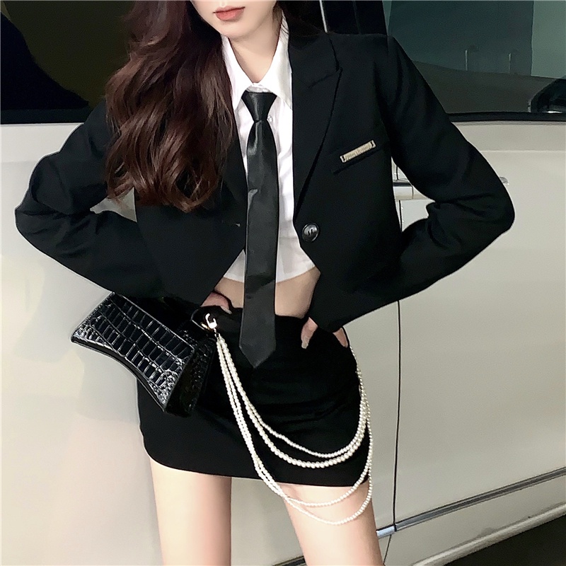 Áo sơ mi tay dài trắng có cổ thắt cà vạt croptop vest khoác đen sang trọng kèm váy ngắn lưng cao ôm dây xích ulzzang