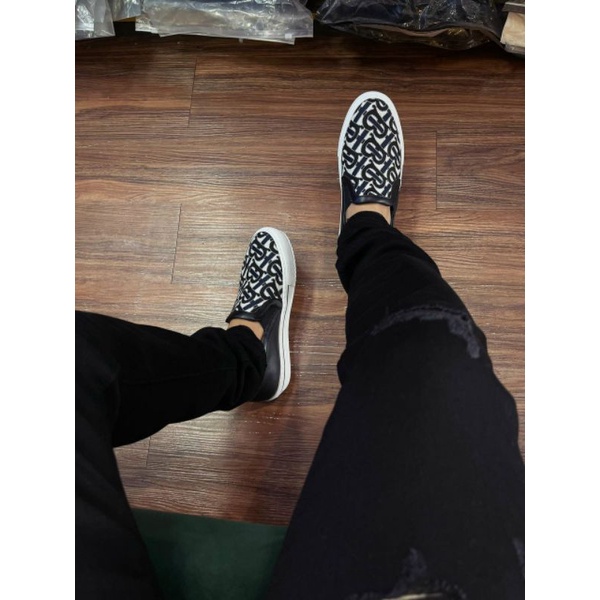 Giày slipon burberry trắng đen