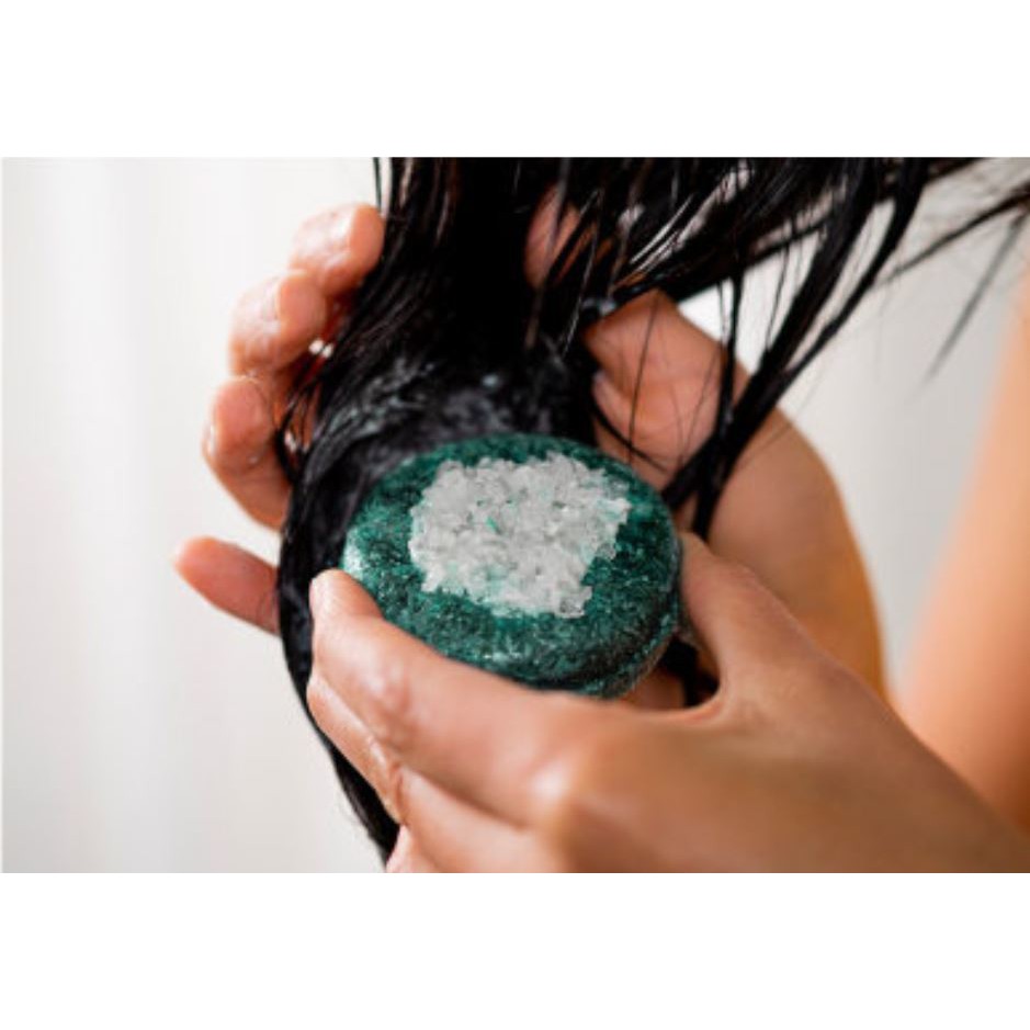 Bánh dầu gội LUSH - Flyway Hair shampoo bar (tặng kèm hộp thiếc đựng)