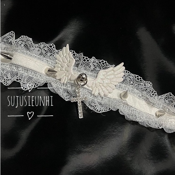 Vòng cổ choker ren đính cánh thiên thần chữ thập tán đinh phong cách gothic
