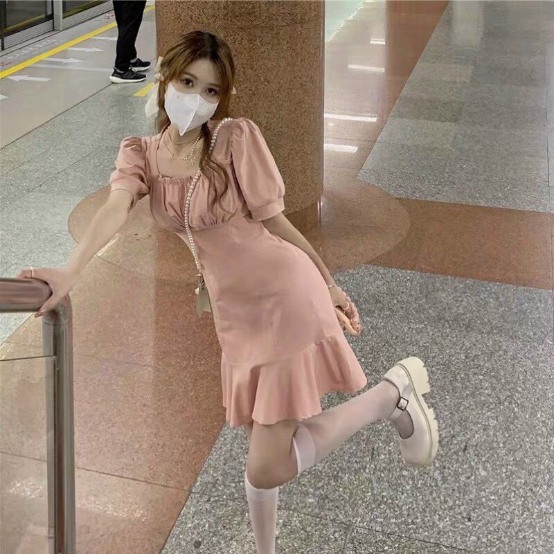 Đầm vol lụa đuôi xòe cổ vuông ngắn tay