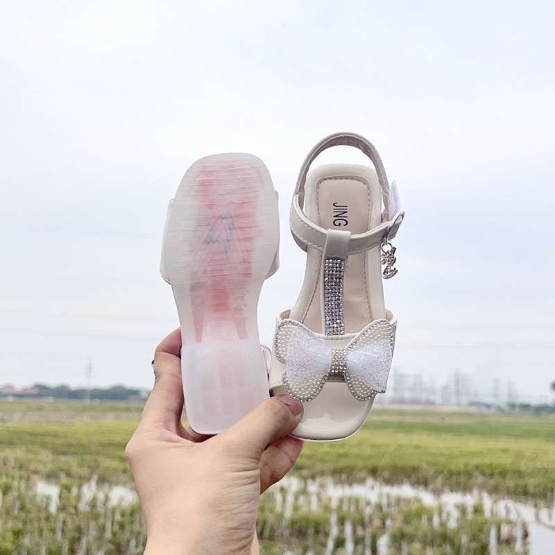 Sandal cho bé gái đi học, đi chơi - dép quai hậu cho bé có gót đế dẻo da bóng êm chân nơ lưới đá sang chảnh 8101