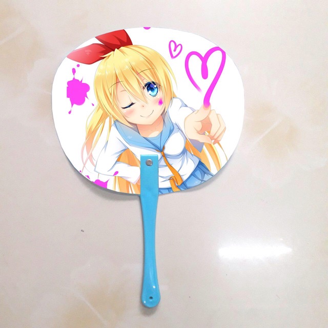 Quạt nisekoi in 2 mặt ảnh khác nhau màu cán ngẫu nhiên