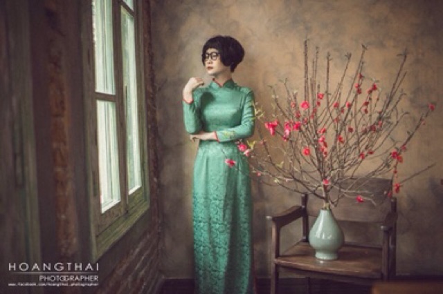Áo dài gấm đính trai