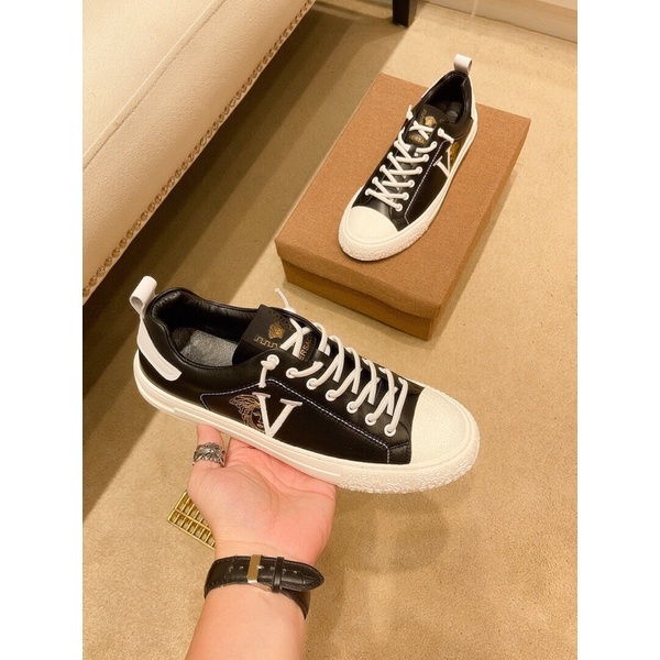 Giày thể thao Versace thiết kế logo bên sườn giày dây thắt tuỳ chủnh đế cao su mềm mại.
